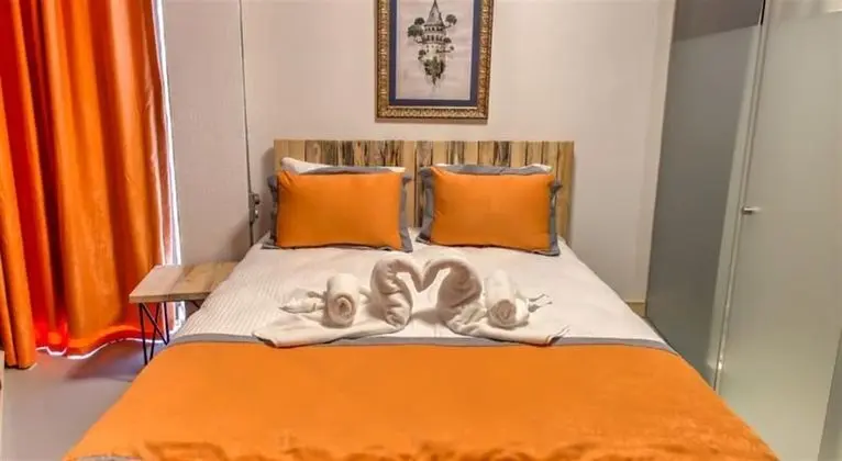 Deniz ve Sehir Manzarali Junior Suite
