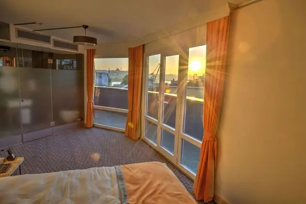 Deniz ve Sehir Manzarali Junior Suite