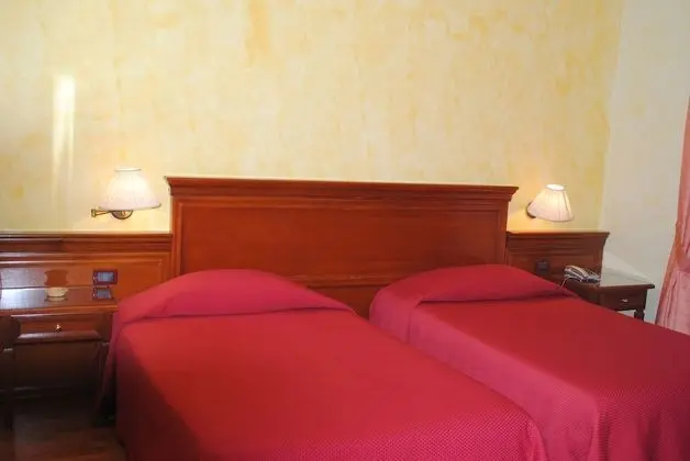 Basic Tek Büyük veya İki Ayrı Yataklı Oda