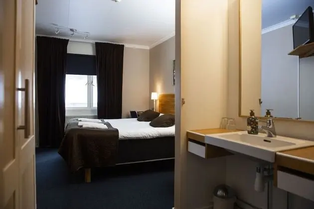 İki Ayrı Yataklı Oda, Ortak Banyo