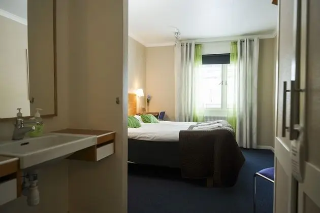 İki Ayrı Yataklı Oda, Ortak Banyo