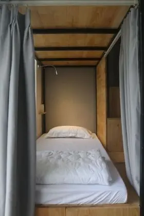 Ortak Ranzalı Oda, 1 Tek Kişilik Yatak