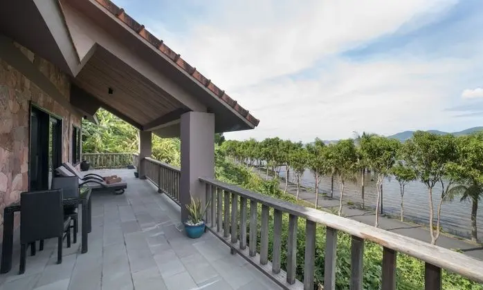 Villa (Hillside)