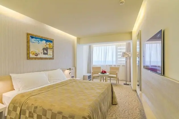 Tek Büyük Yataklı Oda (with Balcony and Lateral Sea View)