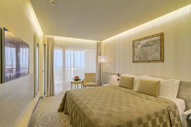 Tek Büyük Yataklı Oda (with Balcony and Lateral Sea View)