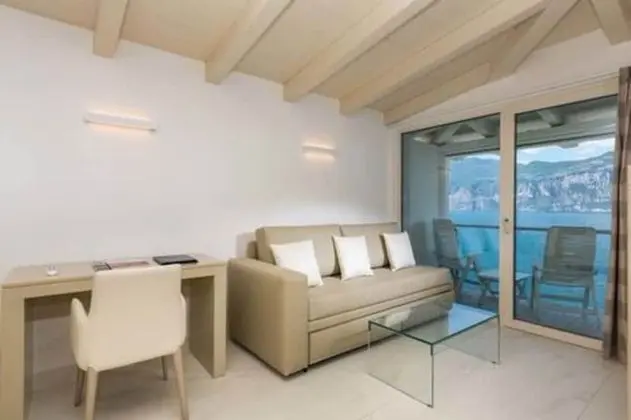 Junior Süit, Göl Manzaralı