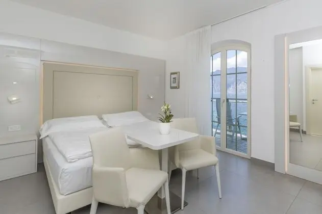 Tek Büyük veya İki Ayrı Yataklı Oda, Balkon, Göl Manzaralı