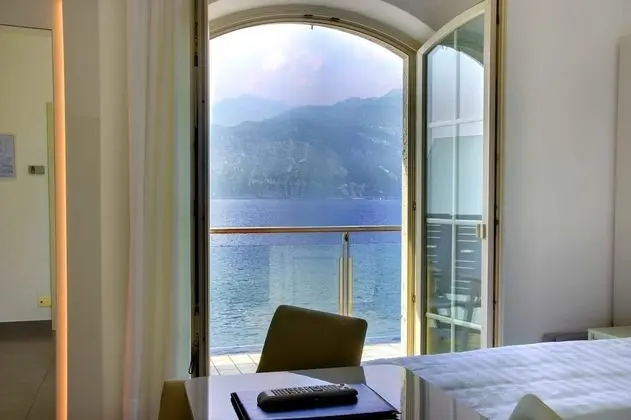 Tek Büyük veya İki Ayrı Yataklı Oda, Balkon, Göl Manzaralı