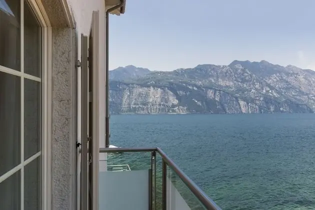 Tek Büyük veya İki Ayrı Yataklı Oda, Balkon, Göl Manzaralı