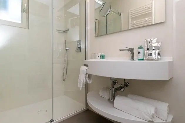 Tek Büyük veya İki Ayrı Yataklı Oda, Balkon, Göl Manzaralı