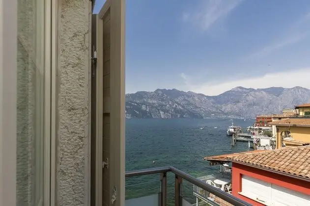 Tek Büyük veya İki Ayrı Yataklı Oda, Kısmi Göl Manzaralı