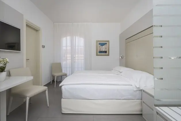 Tek Büyük veya İki Ayrı Yataklı Oda, Kısmi Göl Manzaralı