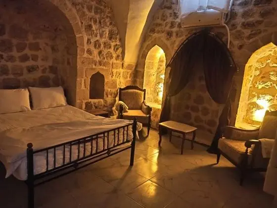 Taş Ev Suit