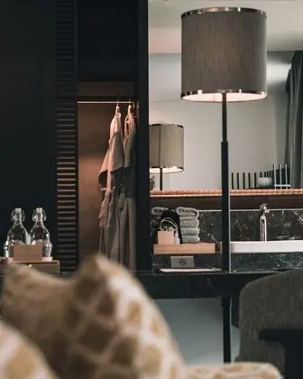 Deluxe Tek Büyük Yataklı Oda, Havuz Manzaralı