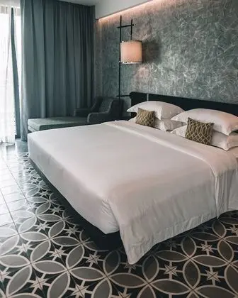 Deluxe Tek Büyük Yataklı Oda, Havuz Manzaralı
