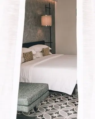 Deluxe Tek Büyük Yataklı Oda, Havuz Manzaralı