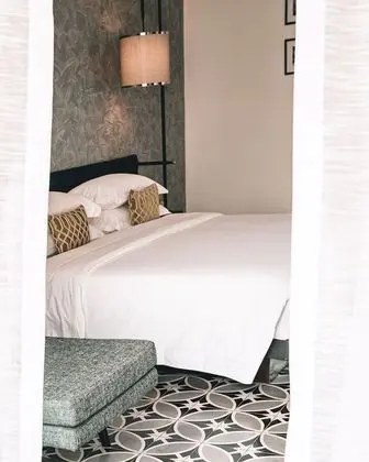 Deluxe Tek Büyük Yataklı Oda, Havuz Manzaralı