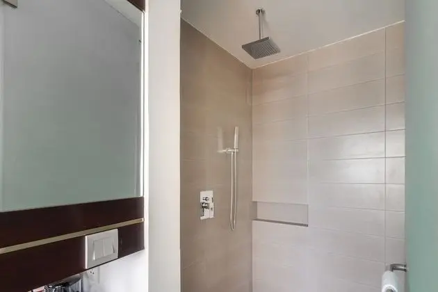 Deluxe Tek Büyük Yataklı Oda, Havuz Manzaralı