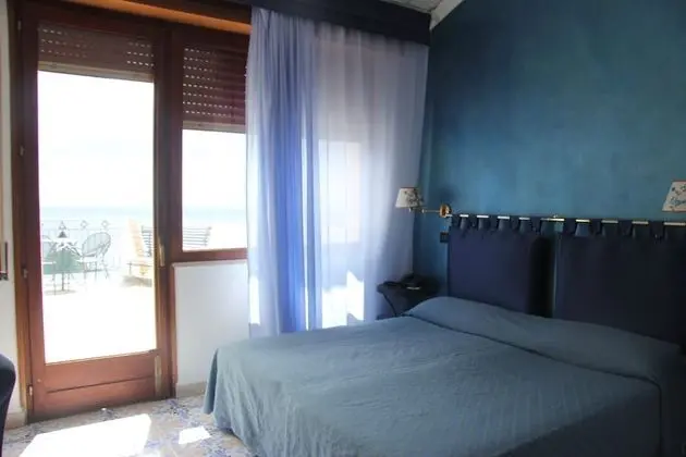 Tek Büyük veya İki Ayrı Yataklı Oda, Balkon, Deniz Manzaralı