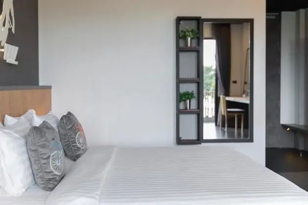 Deluxe Tek Büyük Yataklı Oda, Havuz Manzaralı