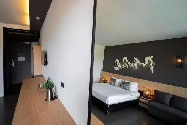 Deluxe Tek Büyük Yataklı Oda, Havuz Manzaralı