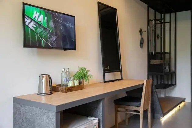 Deluxe Tek Büyük Yataklı Oda, Havuz Manzaralı