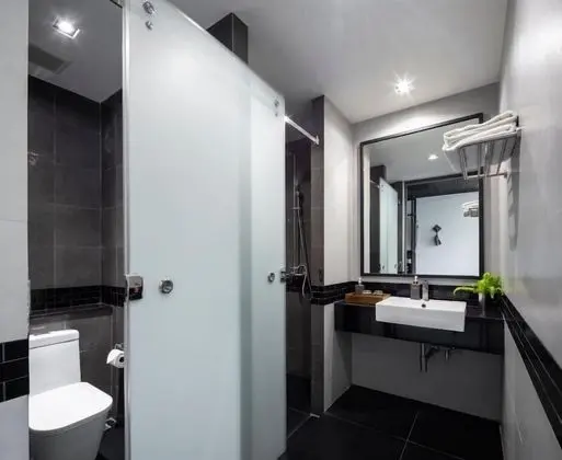 Deluxe Tek Büyük Yataklı Oda, Havuz Manzaralı