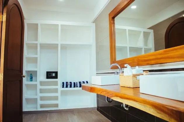 Luxury Ev, 5 Yatak Odası, Kanal Manzaralı, Okyanusa Sıfır