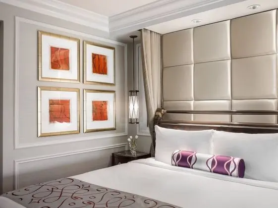 Prestige Club Lounge Luxury King Suite