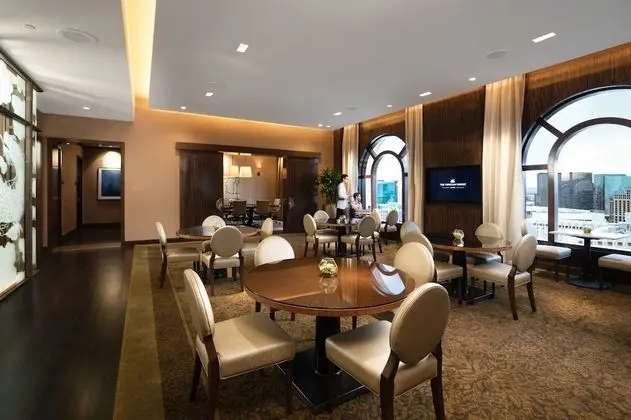 Prestige Club Lounge Luxury King Suite