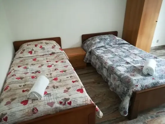 Tek Büyük veya İki Ayrı Yataklı Oda, Ortak Banyo
