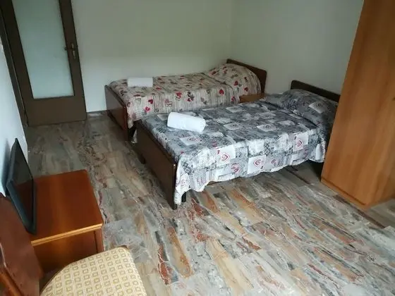 Tek Büyük veya İki Ayrı Yataklı Oda, Ortak Banyo