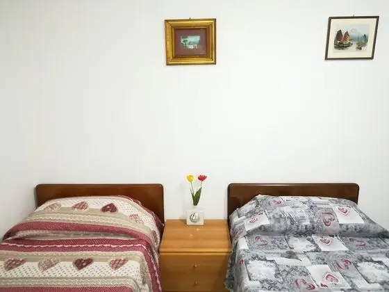 Tek Büyük veya İki Ayrı Yataklı Oda, Ortak Banyo
