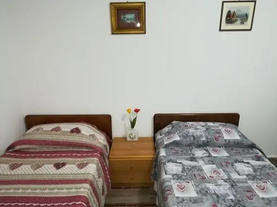 Tek Büyük veya İki Ayrı Yataklı Oda, Ortak Banyo