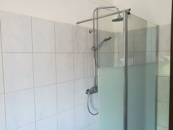 Tek Büyük veya İki Ayrı Yataklı Oda, Ortak Banyo