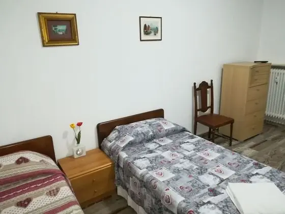 Tek Büyük veya İki Ayrı Yataklı Oda, Ortak Banyo