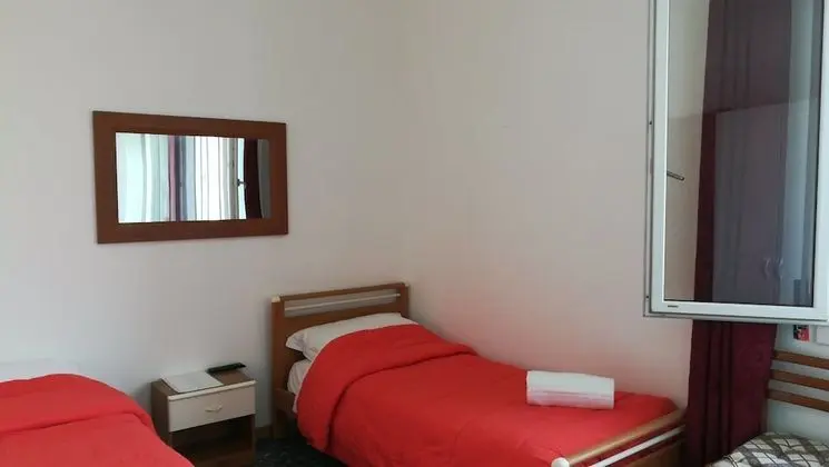 Basic Tek Büyük veya İki Ayrı Yataklı Oda, Ortak Banyo