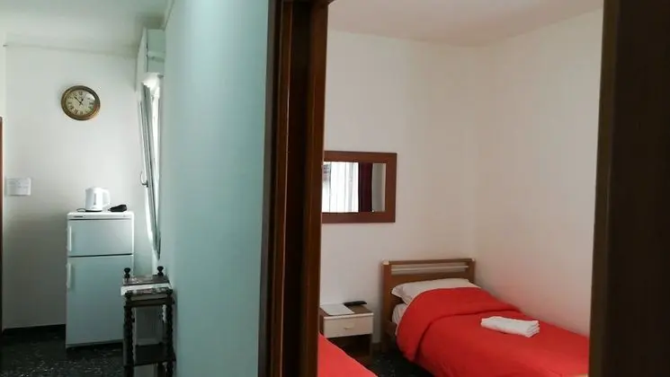 Basic Tek Büyük veya İki Ayrı Yataklı Oda, Ortak Banyo