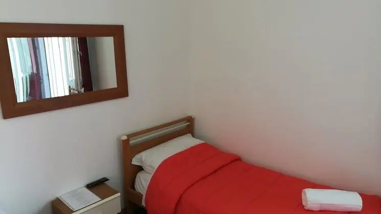 Basic Tek Büyük veya İki Ayrı Yataklı Oda, Ortak Banyo