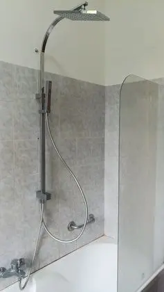 Basic Tek Büyük veya İki Ayrı Yataklı Oda, Ortak Banyo