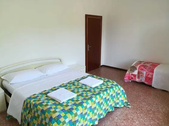 Basic Üç Kişilik Oda, Ortak Banyo