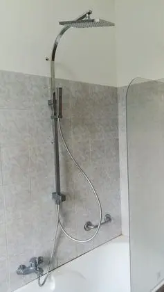 Basic Üç Kişilik Oda, Ortak Banyo