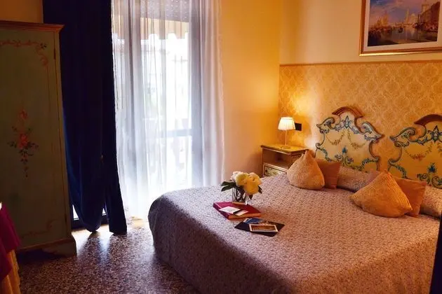 Tek Büyük Yataklı Oda (Private External Bathroom)