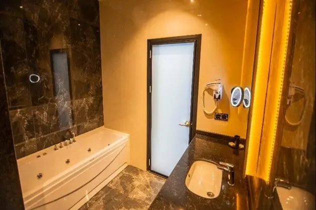 Jakuzili Junior Suite Custom Deniz Manzaralı Oda
