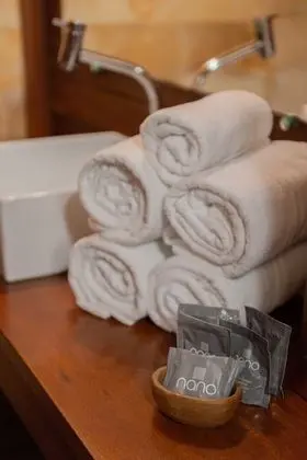 Deluxe Tek Büyük Yataklı Oda, Kısmi Deniz Manzaralı