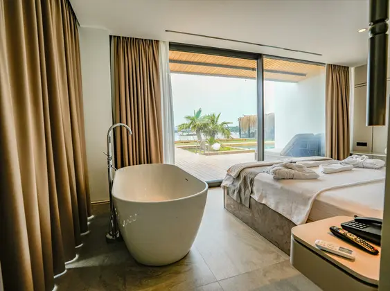 Luxury Suite Havuz ve Bahçe Manzaralı Jakuzili