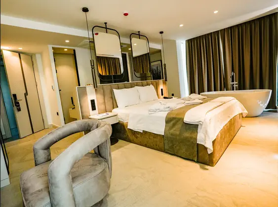 Luxury Suite Havuz ve Bahçe Manzaralı Jakuzili