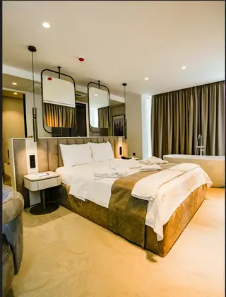 Luxury Suite Havuz ve Bahçe Manzaralı Jakuzili