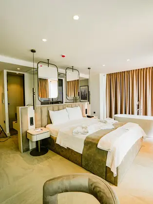 Luxury Suite Havuz ve Bahçe Manzaralı Jakuzili
