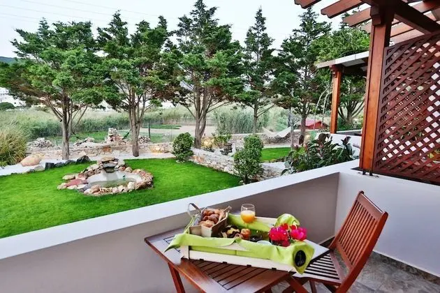 Basic Stüdyo, 1 Yatak Odası, Sıcak Su Havuzu, Bahçe Manzaralı (4 Adults)